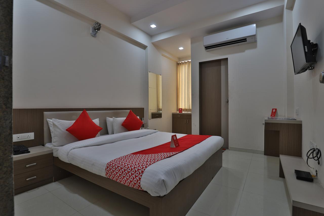 Oyo 12309 Hotel Ananya Kalol Exterior photo